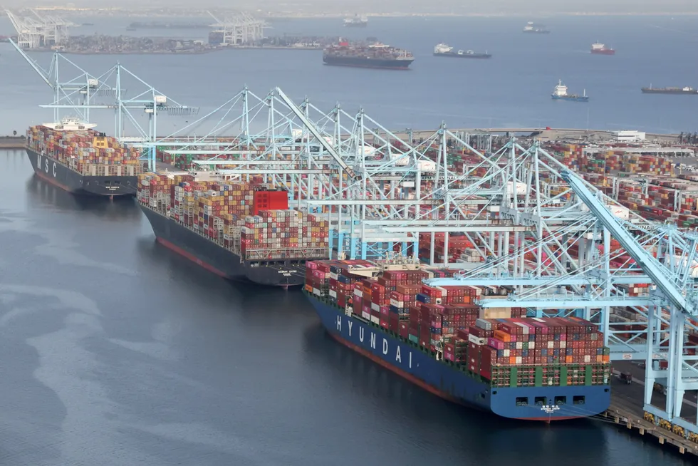 Det er kaos og kø ved containerhavnen Port of Long Beach-Port of Los Angeles i California. Cargotrafikken mellom Asia og USA er rekordhøy.