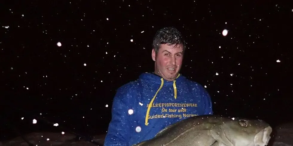 Tom Ascott med torsken på over 30 kilo tatt med stang fra land. Foto: John Strange/Guided Fishing Norway