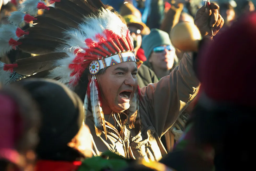 Demonstranter jubler etter at det omstridte oljerørprosjektet ved indianerreservatet Standing Rock foreløpig er stanset. Foto: Scott Olson/Getty Images/AFP photo/NTB scanpix