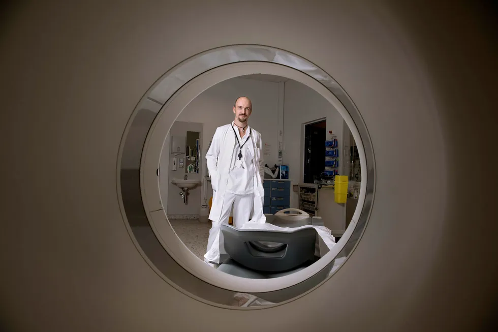 Overlege Peter Mæhre Lauritzen ved seksjon for forskning og utvikling i klinikk for radiologi og nukleærmedisin på Oslo universitetssykehus. Her avbildet ved en CT-maskin. Foto: Elin Høyland