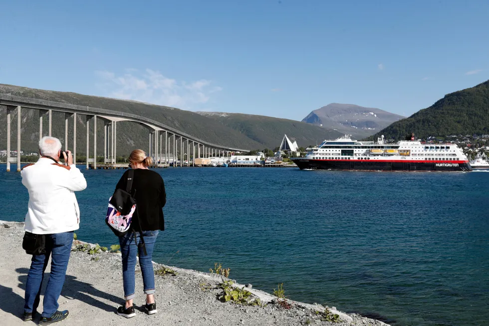 Sommeren 2024 i nord har sørget for rekordpågang på turistkontoret til Visit Tromsø. Omsetningen av aktiviteter har økt med 50 prosent siden i fjor. Foto: Rune Stoltz Bertinussen / NTB