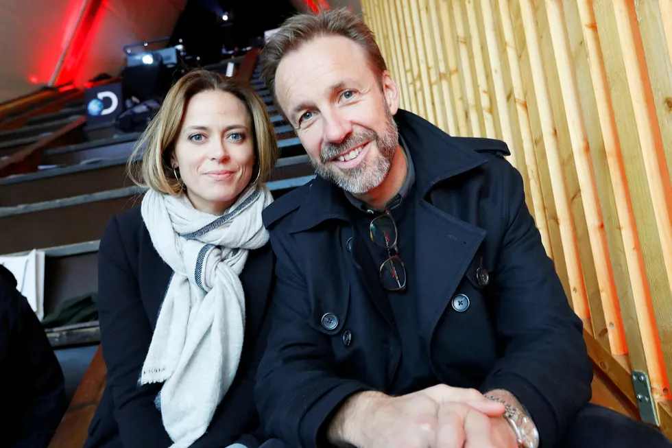 Thomas Giertsen og Ine Jansen har hovedrollene i tv-serien «Helt perfekt på TVNorge». Med et inntektstap på mange hundre millioner kroner sier det seg selv at innholdsinvesteringene av slike serier vil lide, skriver artikkelforfatteren.