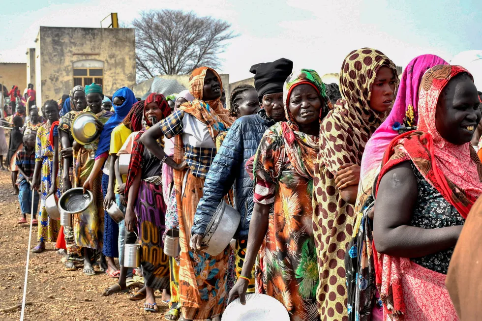 Effektiv altruisme skal gi de fattige makt til å kunne arbeide for institusjoner og politikk i eget land, som kan gi en selvforsterkende likhet. Her er sudanske flyktninger i matkø i byen Renk i Sør-Sudan.