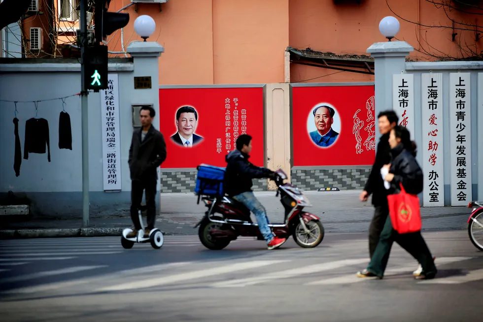 Kinas president Xi Jinping er i ferd med å bli den mektigste lederen landet har hatt siden Mao Zedong (plakaten til høyre). Årets nasjonalkongress i kommunistpartiet vil bli den viktigste på flere tiår. Foto: Song Aly /Reuters/NTB Scanpix