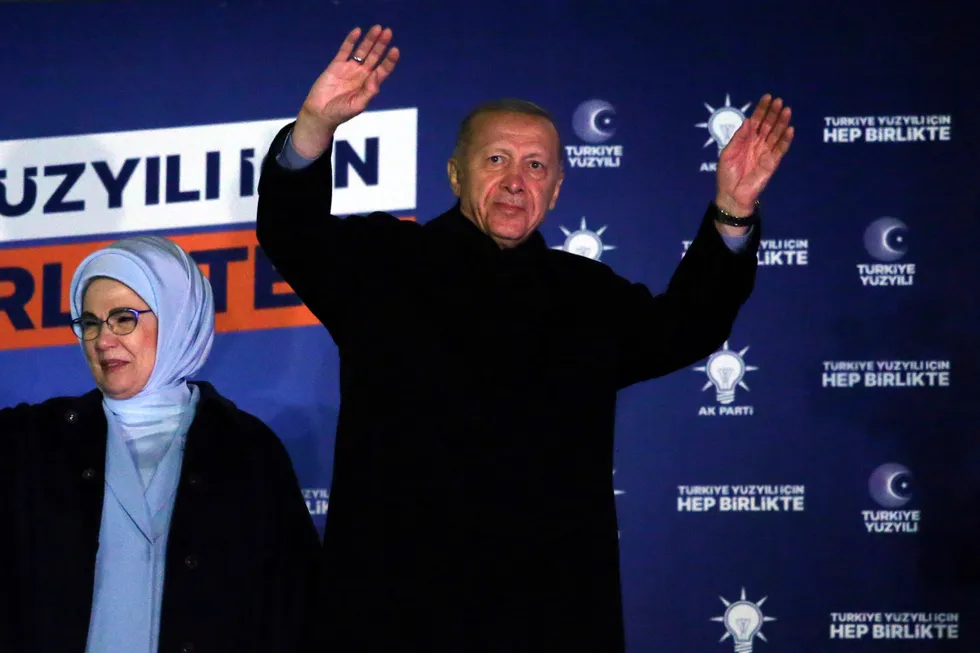 Den tyrkiske presidenten Recep Tayyip Erdogan, til høyre, og hans kone, Emine, møter støttespillere ved partihovedkvarteret i Ankara, Tyrkia, tidlig mandag 15. mai 2023. Erdogan sier at han godtar en ny valgomgang dersom han ikke får over 50 prosent i søndagens presidentvalg.