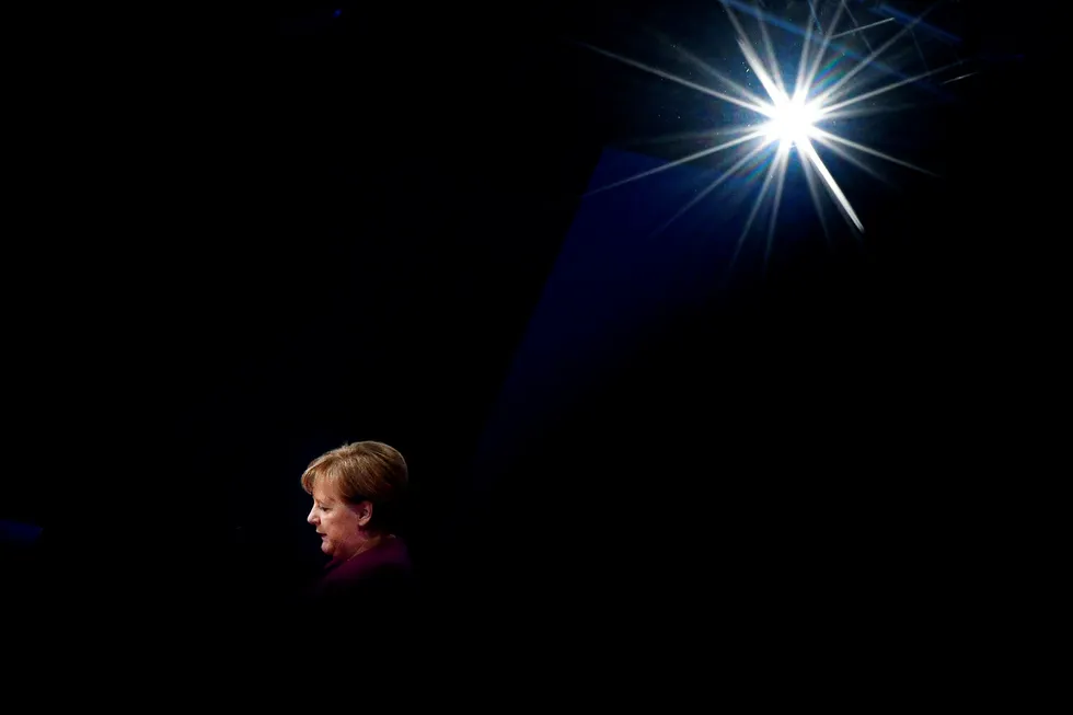 Mandag åpnet forbundskansler Angela Merkel partikongressen til det konservative partiet, CDU. Kongressen avholdes for formelt å godkjenne en fortsatt regjeringskoalisjon med sosialdemokratene, SPD. Det endelige svaret på om det blir en ny storkoalisjon, kommer likevel ikke før søndag da resultatet av SPDs uravstemning blir offentlig. Foto: Tobias Schwarz/AFP/NTB Scanpix