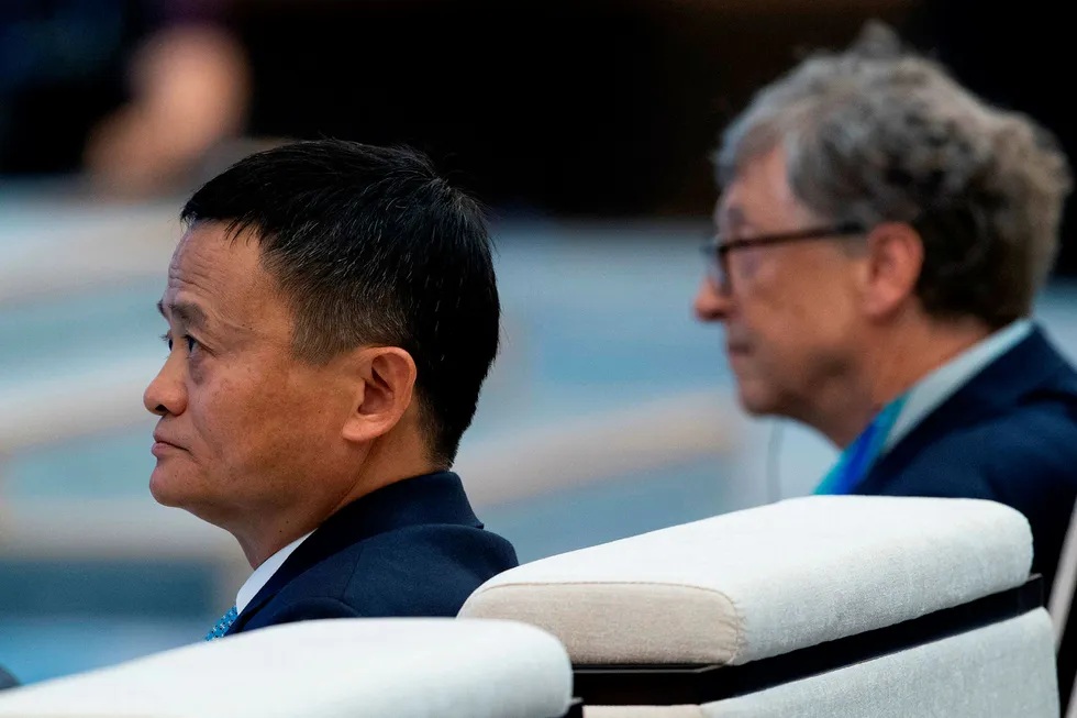 Alibaba-grunnlegger Jack Ma og Microsoft-grunnlegger Bill Gates deltar på handelsmessen China International Import Expo (CIIE). Begge er sterkt kritiske til handelskrigen mellom USA og Kina.