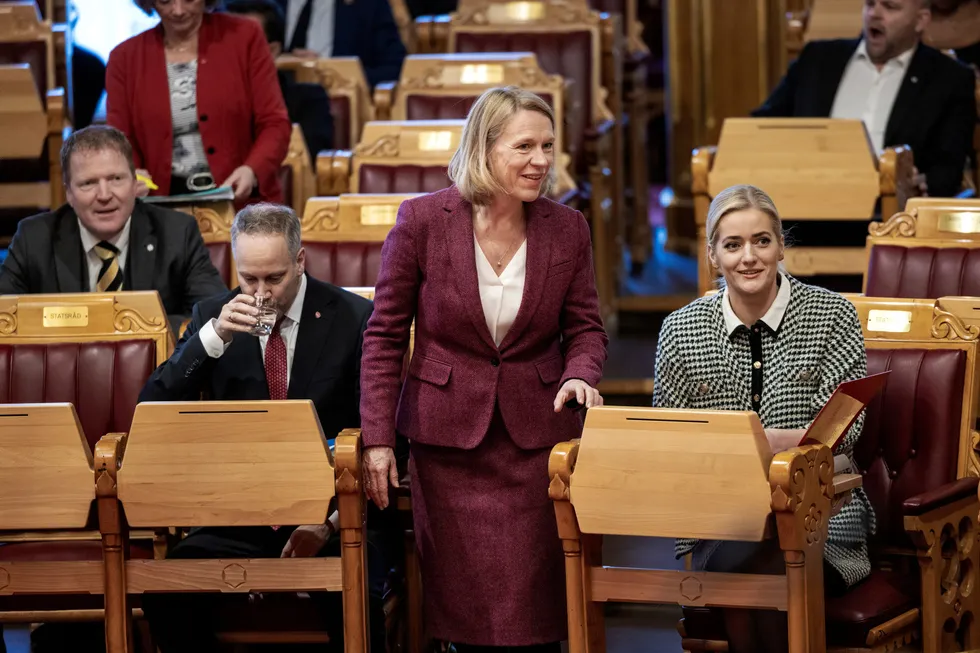 Avgått utenriksminister Anniken Huitfeldt (Ap) var tilbake i stortingssalen under onsdagens spørretime. Her står hun med samferdselsminister Jon-Ivar Nygård og justisminister Emilie Enger Mehl (Sp).