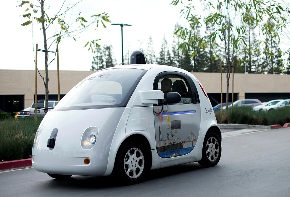 Google har allerede selvkjørende biler på veiene i California. Seks av ti europeere vil heller ha en selvkjørende bil fra et teknologiselskap enn en tradisjonell bilprodusent. Foto: NTB Scanpix/afp Photo/Noah Berger