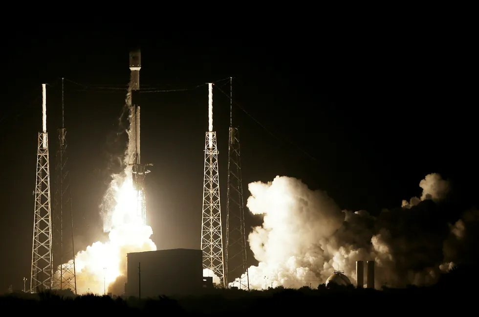 SpaceX Falcon 9 tar av fra Cape Canaveral i Florida med lille israelske Beresheet om bord. Det israelsk fartøyet skal ta seg videre til månen for egen maskin.