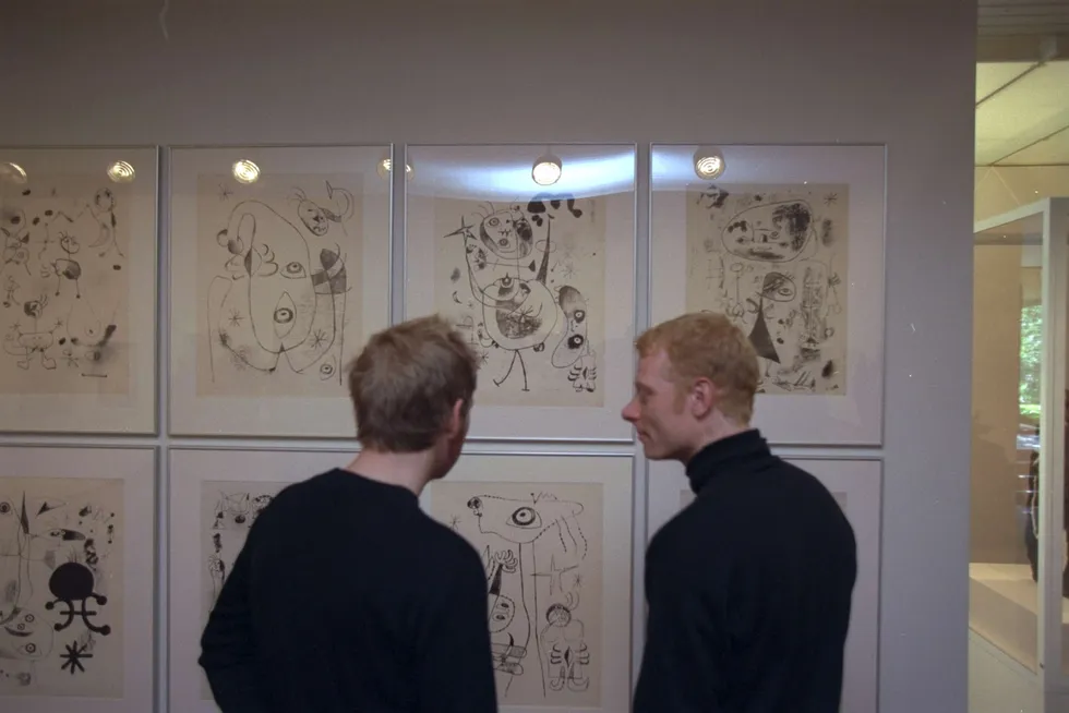 Kunstgalleriet Louisiana i København med utstilling Joan Miro. Danske sosialdemokrater vil heller ses på fotballkamp.