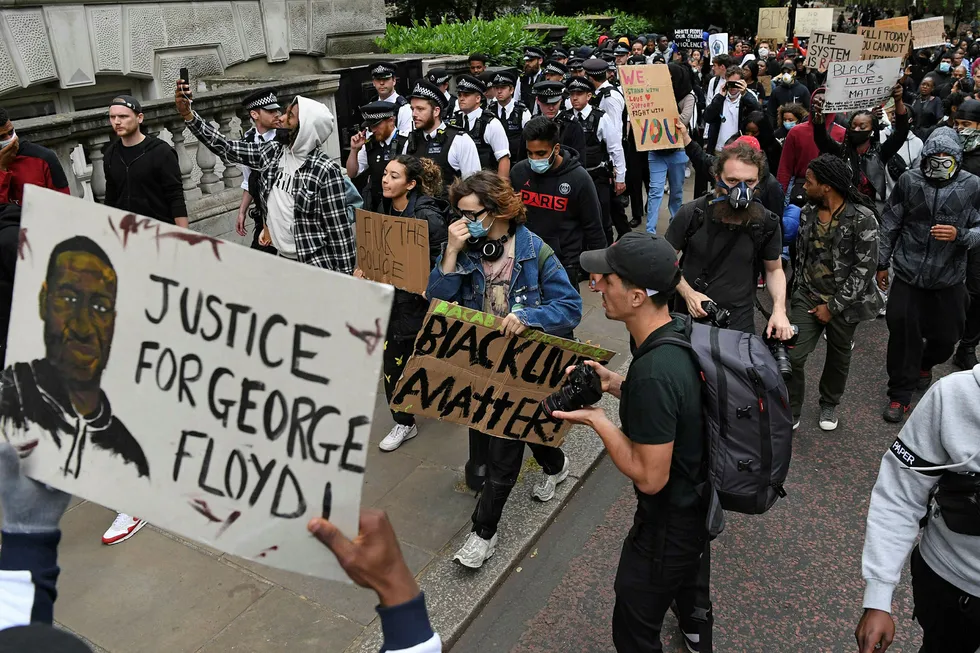 Demonstrasjoner til støtte for avdøde George Floyd har spredt seg til store deler av verden, her fra London.