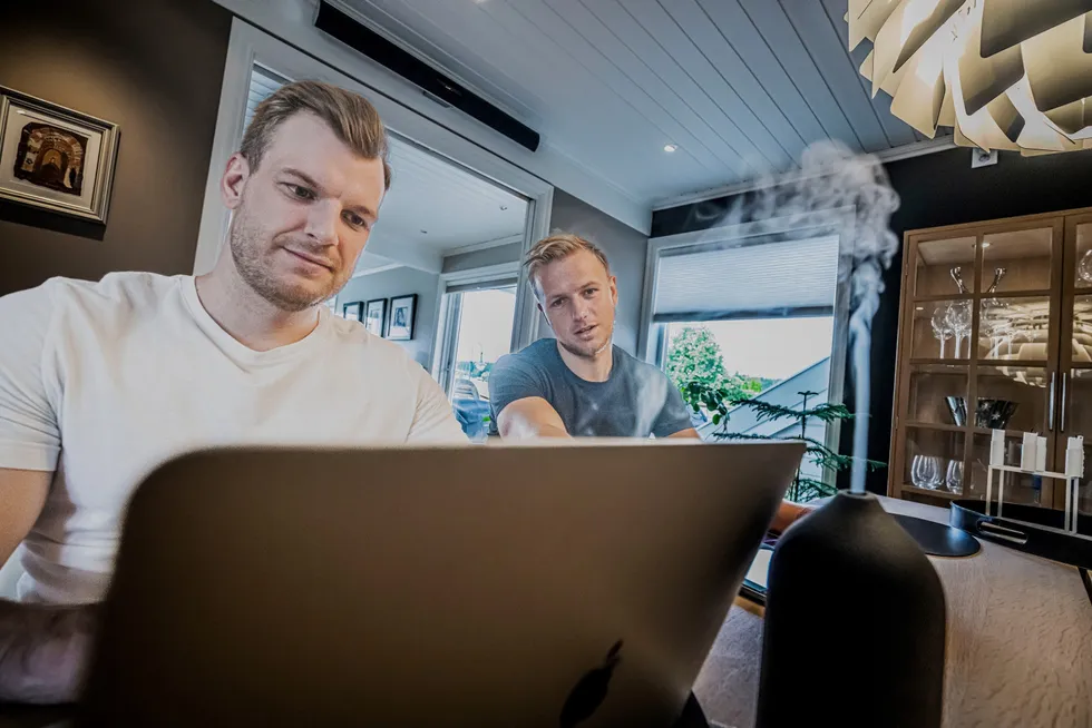 Daniel Børmark Hoftun og Tobias Nervik selger duftspredere og eteriske oljer i et nyoppstartet selskap fra 2020. Her hjemme hos far og tidligere RBK-spiller Erik Hoftun.