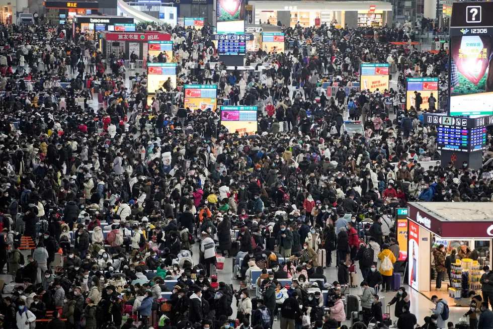 Flere hundre millioner kinesere forflytter seg under kinesisk nyttår. Her fra Hongqiao Railway Station i Shanghai på onsdag, hvor det er lange køer.