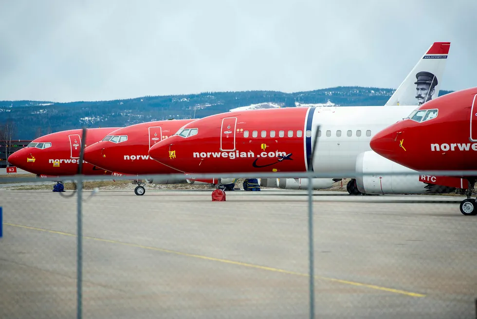 Norwegian-fly står på bakken på Oslo lufthavn Gardermoen.