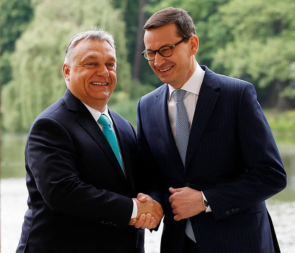 Etter et møte torsdag mellom Polens statsminister Mateusz Morawiecki (til høyre) og Ungarns Viktor Orbán gjentok de trusselen om å blokkere budsjettet.