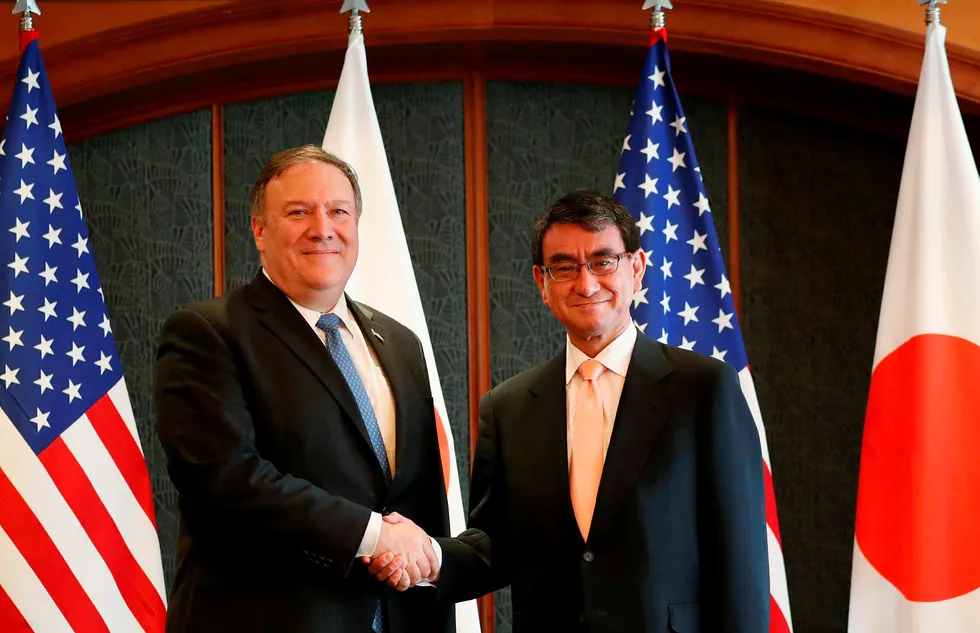 USAs utenriksminister Mike Pompeo (til venstre) hilser på sin japanske Taro Kono etter et møte i Sør-Koreas hovedstad Seoul torsdag. Foto: Kim Hong-Ji/AFP photo/NTB Scanpix