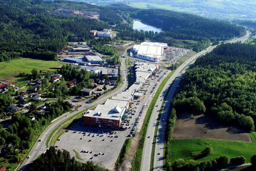 Norge har flest kjøpesentre per innbygger i europeisk målestokk. Kjøpesentrene legges hovedsakelig utenfor by- og sentrumskjernene. Dermed snus fortettingsprinsippet på hodet, skriver artikkelforfatteren. Her fra Liertoppen kjøpesenter mellom Asker og Drammen. Foto: Picasa 2.6