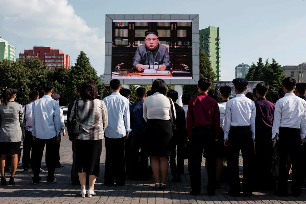 Nyhetssendinger i Nord-Korea var dominert av uttalelser fra Kim Jong-un fredag. – Trump har ikke skremt meg og vil ikke stoppe meg. Jeg er bare blitt mer overbevist om at vi er på riktig vei, sa Kim. Foto: Ed Jones/AFP/NTB Scanpix