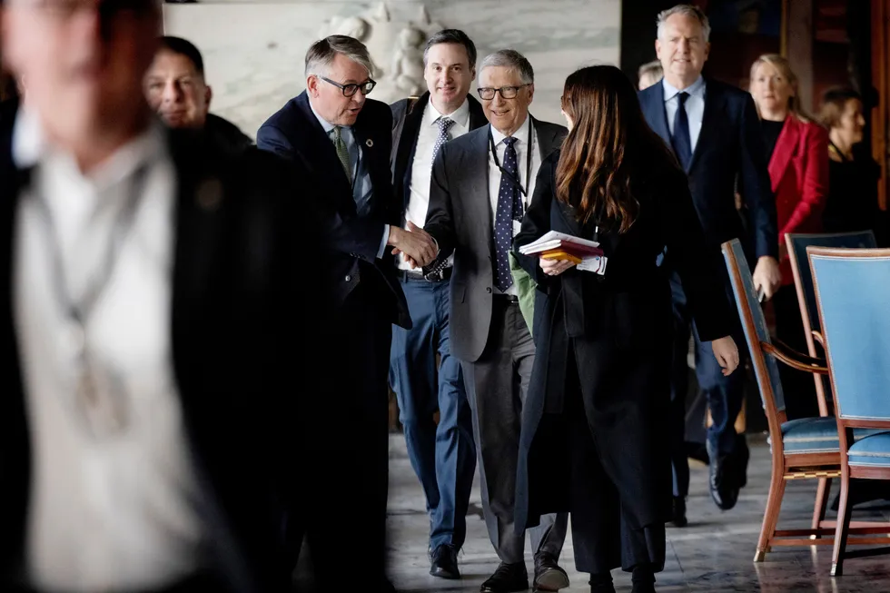 Bill Gates kommer til Oslo Energy Forum første dag i Oslo rådhus. Kommunikasjonstoppen Reidar Gjærum strekker seg frem for å håndhilse. Han var tidligere i Equinor, men er nå rådgiver for konferansen.