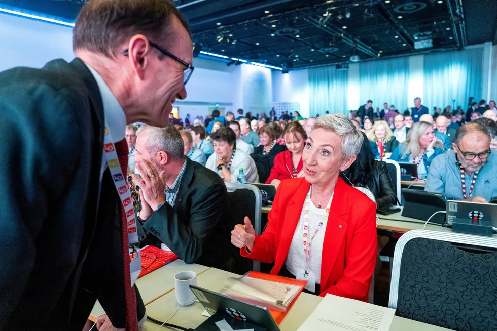 Lobbykreftene er svært ulike, skriver Bård Harstad. Eide og LO-leder Peggy Hessen Følsvik på LO-kongressen.
