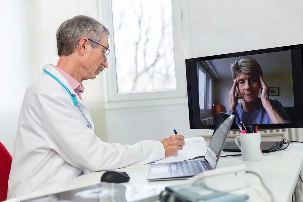 En ansikt til ansikt-konsultasjon hos primærlegen tar 20 minutter. En tilsvarende konsultasjon på videokonferanse tar fem minutter. Bør helsevesenet i fremtiden ha obligatorisk videokonferansemøte først, skriver artikkelforfatteren.
