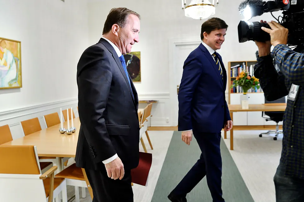 Statsminister Stefan Löfven sluttrapporterer til talsmann Andreas Norlén om sitt oppdrag som er å danne regjering. Her på talsmannens kontor.