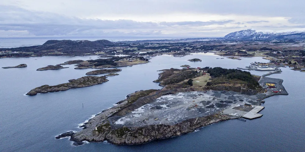 Salmon Evolution skal bygge landbasert matfiskanlegg steinbrudd på Indre Harøy i Fræna i Møre og Romsdal.