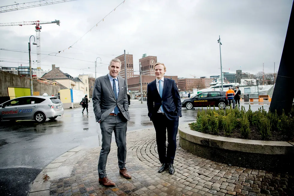 Wiersholm-sjef Nils H. Thommessen (til venstre) og leder for forretningsutvikling, Lars Narum Nordby, tror slaget mellom de store firmaene handler om å levere samme jobb med færre timer i fremtiden. Det kan gi ny priskamp. Foto: Mikaela Berg