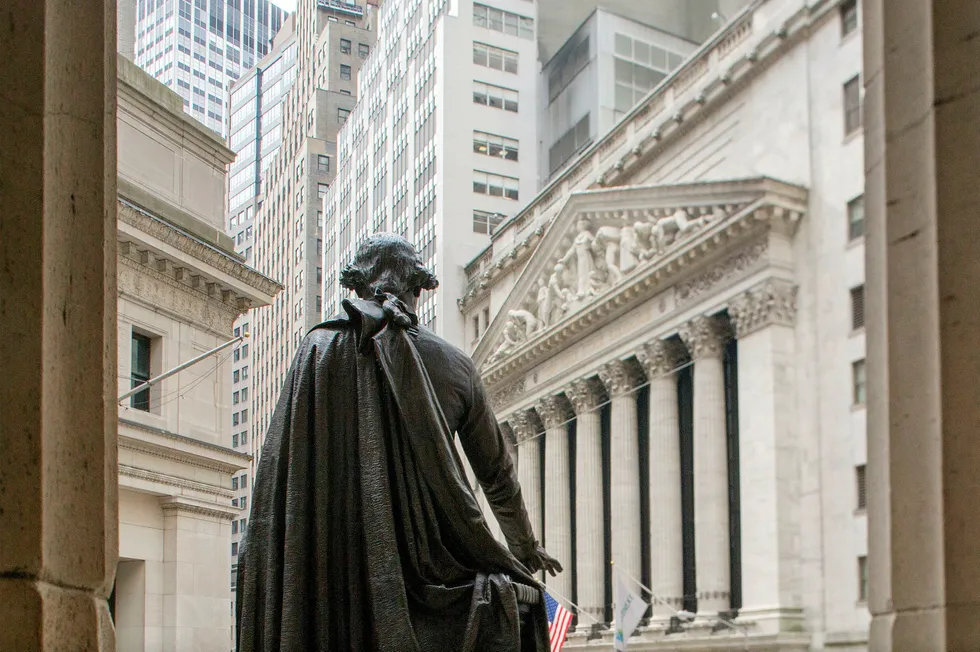 Baksiden av statuen av George Washington der den skuer utover Wall Street fra Federal Hall. Foto: Orjan F. Ellingvag