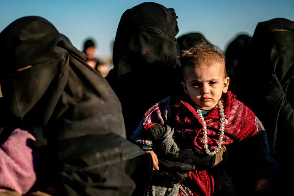 Kvinner og barn forlater IS sitt tilholdssted Baghouz i Syria i mars 2019. Vi må snakke på vegne av barn – også når det koster. Det betyr blant annet å være en tydelig stemme for barn av mødre som har tilsluttet seg IS, skriver artikkelforfatteren.