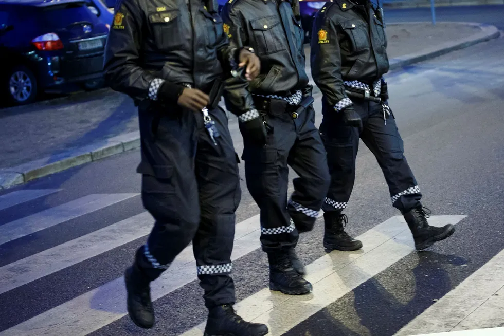 Tre politifolk patruljerer gatene i Ski. Den norske modellen har bestått av et godt utdannet politi som er til stede for å regulere relasjoner mellom mennesker før de eskalerer i konflikt, skriver artikkelforfatterne.