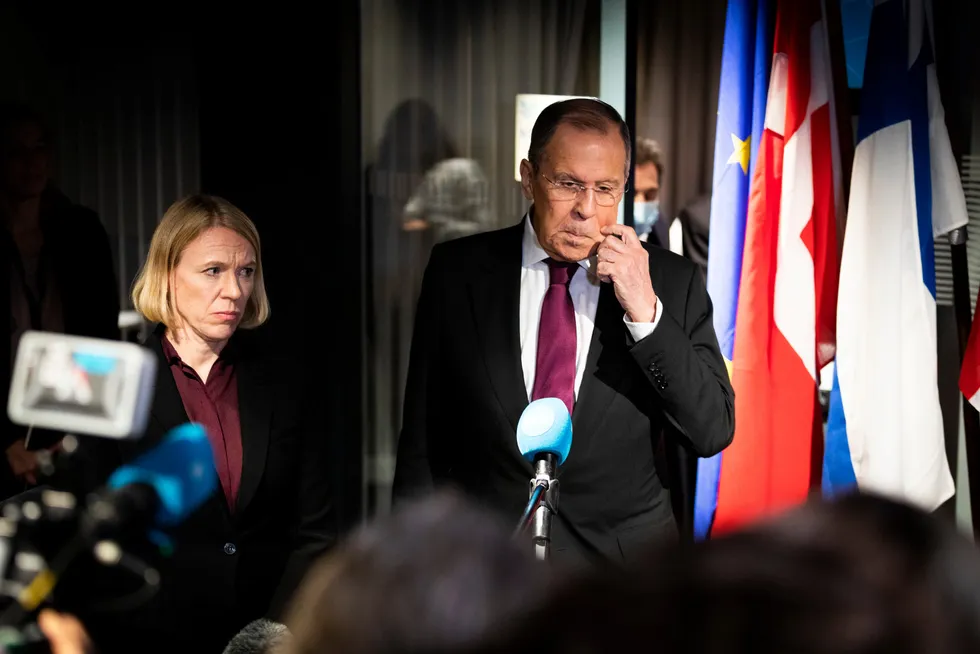 Det er Utenriksdepartementet som har ansvaret for å gjøre EU-sanksjonene til norske regler. Her er utenriksminister Anniken Huitfeldt fotografert sammen med Russlands utenriksminister Sergej Lavrov, fra deres møte i Tromsø i oktober 2021.