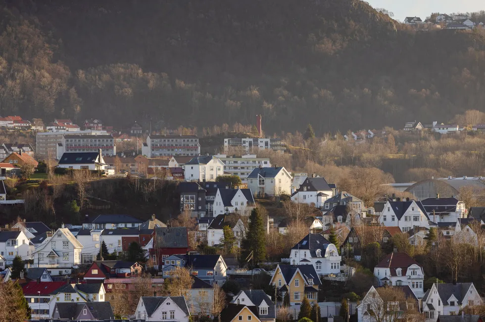 Hvor sterk virkning renteoppgang og høy lønnsvekst vil få for boligprisene, varierer veldig mye fra region til region, skriver Sara Midtgaard. Bildet er fra Bergen.