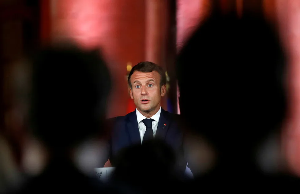 Frankrikes president Emmanuel Macron sier Libanons politiske ledelse har lovet at en ny kriseregjering, som skal gjøre et omfattende reformarbeid i landet, vil være på plass innen 15 dager.