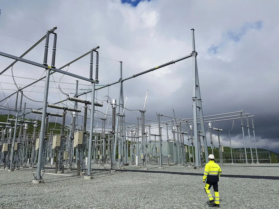 Jacobsen Elektro spesialiserer seg blant annet på bygging av transformatorstasjoner, her fra Norge.