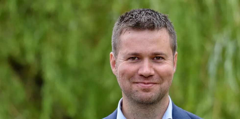 Stortingsrepresentant Geir Pollestad i Senterpartiet mener man ikke kan fortsette å tømme magasinene for vann.