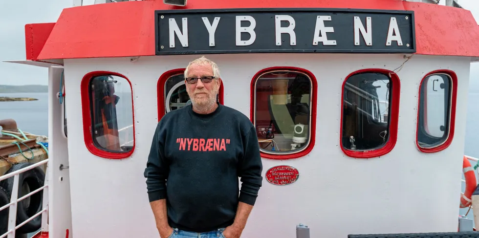 Svein Arnulf Johnsen er skipper og fast bosatt på kvalskuta «Nybræna». Johnsen seiler fra Trøndelag til Finnmark og selger kvalkjøtt i over 150 kaier.