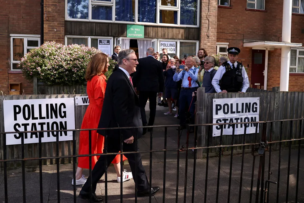 Labours leder Keir Starmer og hans kone Victoria Starmer på vei mot valglokalet i Nord-London i formiddag.