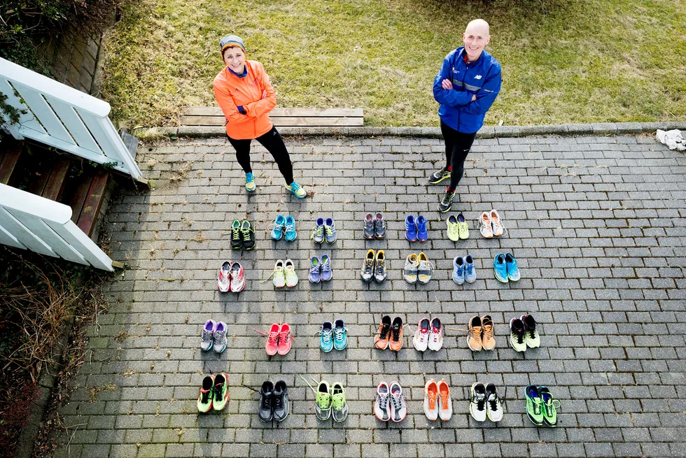 Anbjørg Samdal (61) og Arnstein Arvesen (61) har for øyeblikket til sammen 30 par løpesko. Etter at bildet ble tatt, fikk DN en sms: «Glemte tre par sko som sto i gangen, så det riktige tallet er 33.»