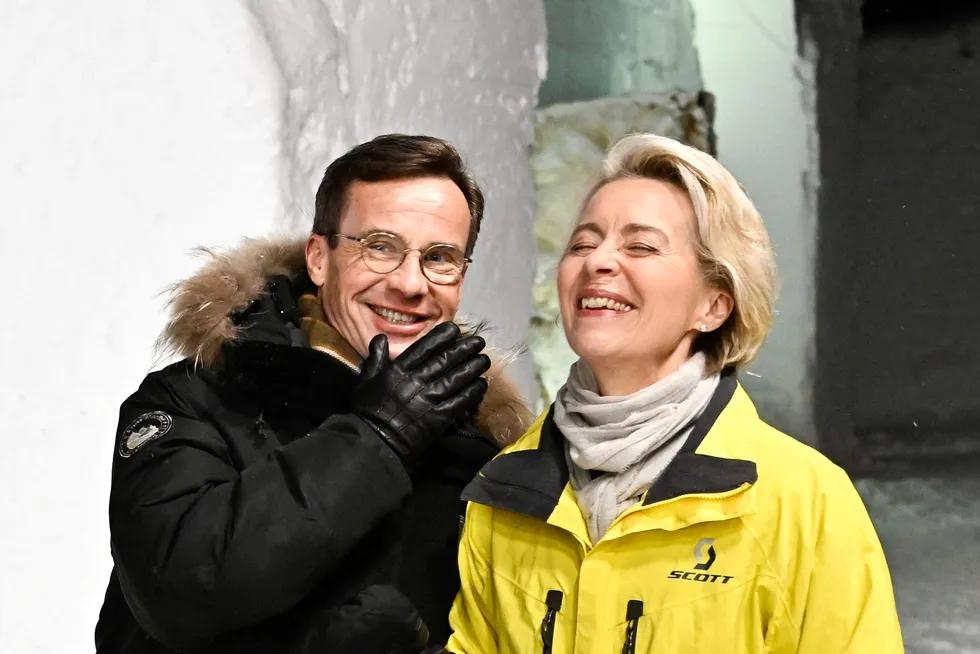 Sveriges statsminister Ulf Kristersson og EU-president Ursula von der Leyen kjøler ned til middag på Ishotellet i Jukkasjarvi forrige uke.
