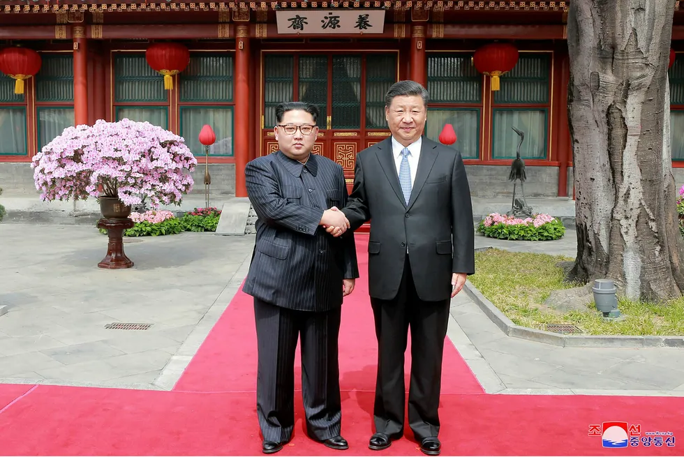 Nord Koreas leder Kim Jong-un (til venstre) møtte Kinas president Xi Jinping i Beijing tirsdag. Foto: Afp Photo/KCNA VIA KNS