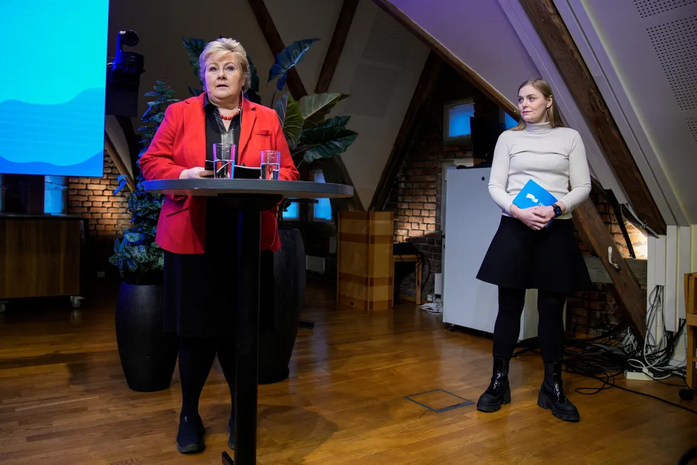 Høyres leder Erna Solberg og nestleder Tina Bru presenterer partiets alternative statsbudsjett for 2025 i Loftstuen på Stortinget.