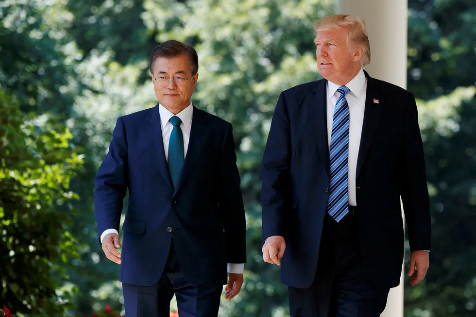 USAs president Donald Trump og Sør-Koreas president Moon Jae-in er enige om at Nord-Korea utgjør en stor trussel. Her fra et møt mellom de to presidentene i juni. Foto: Evan Vucci/AP photo/NTB scanpix