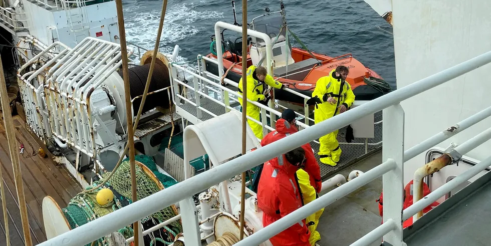 «Molnes» er ute på fiske etter torsk, sei og snabeluer. Rutinemessig så starter turen alltid med div sikkerhetsøvelser.