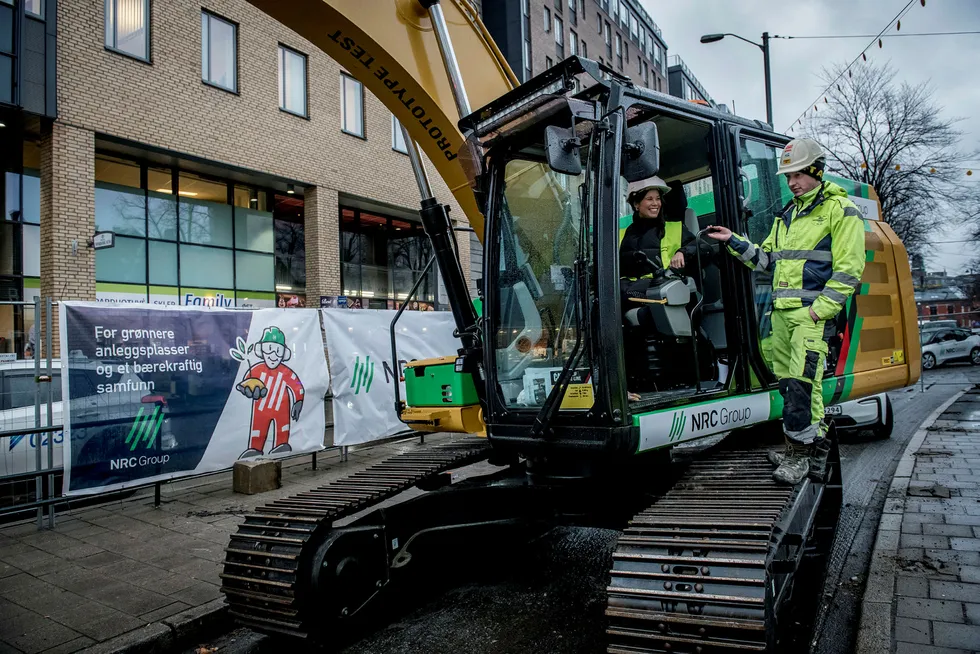 Storgata i Oslo skal opprustes, anleggsarbeid med høye miljøkrav starter. Denne gravemaskinen er ombygd til eldrift. Byråd Lan Marie Nguyen Berg fikk prøvekjøre, under oppsyn av Matas Joksas.