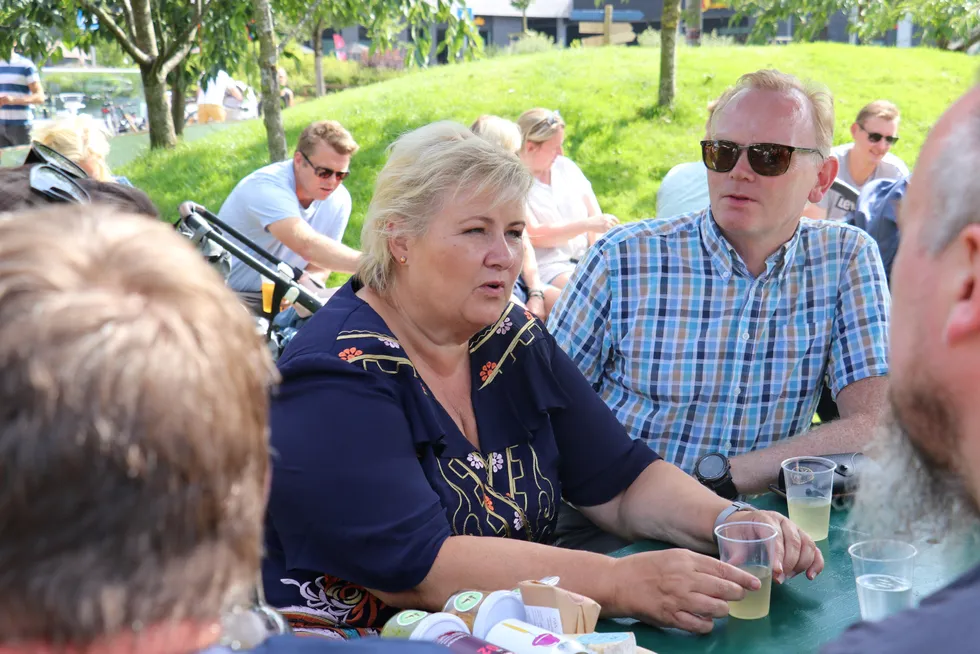 Den tidligere statsministeren Erna Solberg og Sindre Finnes under spiselig byfest i Stavanger i 2019.
