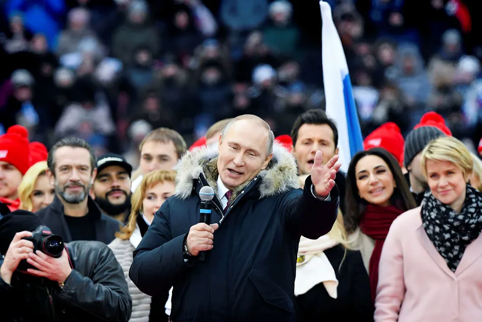 Presidentkandidat president Vladimir Putin driver valgkamp på Luzhniki stadion i Moskva. Han gjenvelges søndag. Foto: Kirill Kudryavtsev/AFP/NTB Scanpix