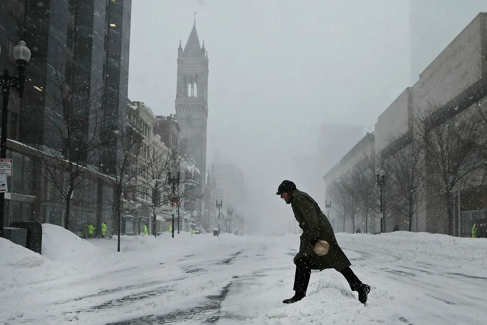 Nedfrosset storby: Boston er en av de amerikanske storbyene som er lammet av kuldebølgen på østkysten av USA. Skoler og en rekke kontorer var stengt fredag da det var ventet nye store snøfall. Foto: Platt Spencer /AFP/NTB Scanpix