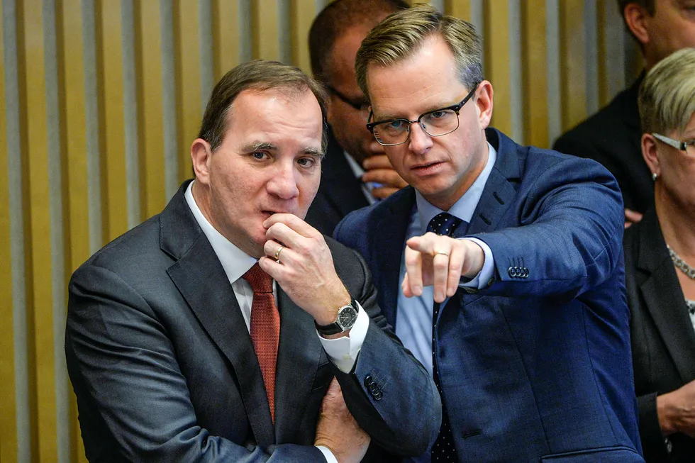 Sveriges statsminister Stefan Löfven sammen med innenriksminister Mikael Damberg. Sverige tar nå til orde for et internasjonalt tribunal for IS-krigere.